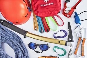 cordas e copos. vista do topo. equipamento de escalada para a segurança deitado na mesa branca. concepção de esportes radicais foto