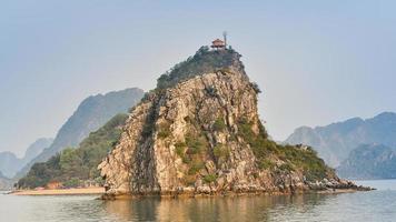 promontório de calcário com pagode no topo - ha long bay