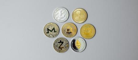 criptomoedas douradas e prateadas, bitcoin, ethereum, litecoin, dash, monero, zcach e ripple coins. crypto é dinheiro digital dentro da rede blockchain foto