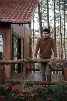 homem feliz na camisola viajando na floresta de pinheiros, visita turística em doi bo luang, chiang mai, tailândia, marco e popular para atrações turísticas. conceito de férias e viagem foto