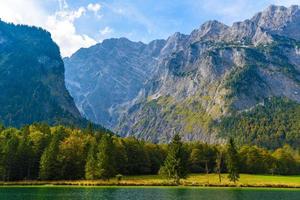 lago koenigssee com montanhas alpes, konigsee, parque nacional berchtesgaden, baviera, alemanha foto