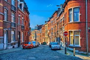 rua com casas de tijolo vermelho em liege, bélgica, benelux, hdr foto