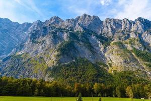 Alpes montanhas cobertas de floresta, Koenigssee, Konigsee, Parque Nacional de Berchtesgaden, Baviera, Alemanha foto