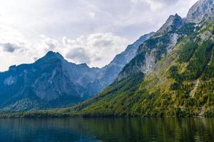 lago koenigssee com montanhas alpes, konigsee, parque nacional berchtesgaden, baviera, alemanha foto