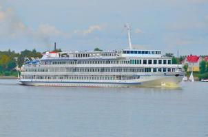 navios a motor no rio volga, yaroslavl, rússia foto