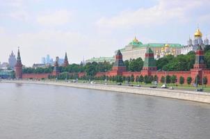 uma vista para o kremlin do rio moscou, moscou, rússia foto