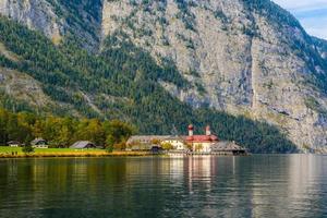 igreja de são bartolomeu em koenigssee, konigsee, parque nacional de berchtesgaden, baviera, alemanha. foto