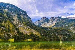 lago koenigssee com montanhas alpes, konigsee, parque nacional berchtesgaden, baviera, alemanha foto