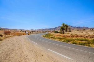 estrada no deserto do saara, tunísia, áfrica foto