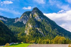montanhas dos alpes cobertas de floresta, schoenau am koenigssee, konigsee, parque nacional de berchtesgaden, baviera, alemanha. foto