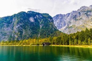 casa de peixe velha de madeira no lago koenigssee, konigsee, parque nacional de berchtesgaden, baviera, alemanha foto