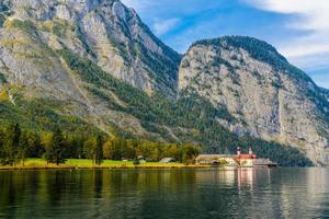 igreja de são bartolomeu em koenigssee, konigsee, parque nacional de berchtesgaden, baviera, alemanha. foto