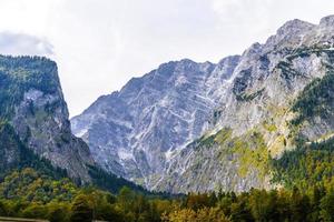 Alpes montanhas cobertas de floresta, koenigssee, konigsee, parque nacional de berchtesgaden, baviera, alemanha. foto