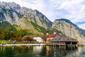 igreja de são bartolomeu em koenigssee, konigsee, parque nacional de berchtesgaden, baviera, alemanha. foto