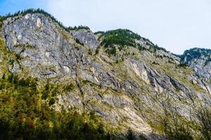 Alpes montanhas cobertas de floresta, Koenigssee, Konigsee, Parque Nacional de Berchtesgaden, Baviera, Alemanha foto