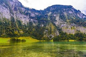 prado de grama perto de koenigssee, konigsee, parque nacional de berchtesgaden, baviera, alemanha foto