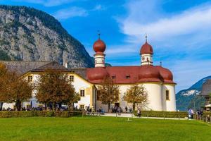 igreja de são bartolomeu em koenigssee, konigsee, parque nacional de berchtesgaden, baviera, alemanha. foto