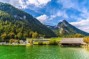 casas antigas de madeira no lago, schoenau am koenigssee, konigsee, parque nacional de berchtesgaden, baviera, alemanha foto