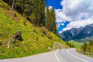 estrada entre montanhas alpes, klosters-serneus, davos, graubuenden foto