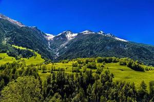 campos com casas nas montanhas dos alpes suíços, moerel, filé, oestlich raron, suíça