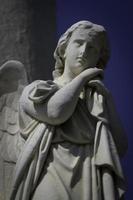 estátua de anjo no cemitério