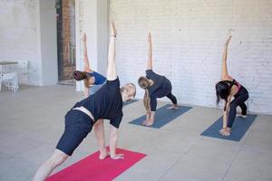 treinamento de aula de ioga, exercícios matinais no interior branco foto
