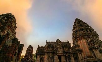 parque histórico phimai com céu azul. Marco de nakhon ratchasima, tailândia. destinos de viagem. local histórico é antigo. edifício antigo. arquitetura clássica do templo khmer. viagem da ásia. foto