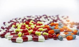 pilha de pílulas cápsulas coloridas sobre fundo branco. indústria farmacêutica. produção de drogas. fundo de farmácia de farmácia. saúde mundial. interação medicamentosa. conceito de resistência a antibióticos.