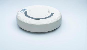 aspirador de pó robô isolado no fundo branco. aspirador de pó robô para o conceito de casa inteligente. robô de limpeza para limpeza de piso. dispositivo wireless. tecnologia de limpeza inteligente. aparelho doméstico. foto