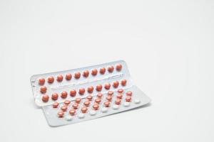 pílulas anticoncepcionais em blister em fundo branco. pílulas anticoncepcionais 21 e 28 comprimidos. pílulas de comprimidos de hormônios. fundo de farmácia de farmácia. produto farmacêutico. estrogênio e progesterona. foto