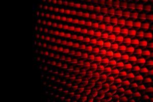 textura de grade de favo de mel closeup com luz vermelha. hexágono de metal vermelho e escuro em forma de abstrato. equipamento modificador de luz. favo de mel metálico. padrão futurista. rede de células de grade de mel. foto