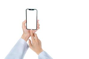 médico usa telefone celular para se comunicar com enfermeiros ou profissionais de saúde para consultar informações sobre pacientes no hospital. médico segura smartphone isolado no fundo branco. conceito de telemedicina.