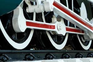 closeup roda de trem. trem vermelho e branco verde. locomotiva de trem vintage antiga. velha locomotiva a vapor. locomotiva preta. veículo de transporte antigo. foto