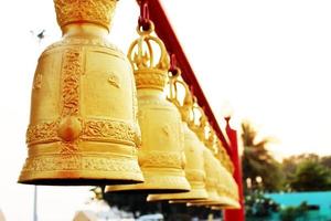 sinos dourados no templo da Tailândia