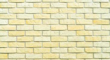 fundo de textura de parede de tijolo amarelo e branco com espaço para texto. papel de parede de tijolos antigos. decoração de interiores para casa. conceito de arquitetura foto