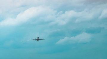 companhia aérea comercial. avião de passageiros decola no aeroporto com lindo céu azul e nuvens brancas. saindo do voo. iniciar a viagem ao exterior. férias. viagem Alegre. foto