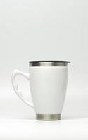 garrafa térmica isolada no fundo branco. recipiente de caneca reutilizável para café ou chá. copo térmico de viagem. recipiente de bebida isolado. garrafa de água térmica de aço inoxidável branco. desperdício Zero. foto