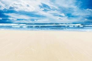 praia de verão e mar sob o céu azul ensolarado. foto