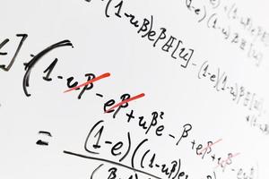 fórmulas matemáticas complexas no quadro branco. matemática e ciências com economia foto