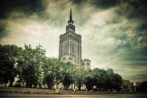 o palácio da cultura e da ciência, varsóvia, polônia. retrô, vintage foto