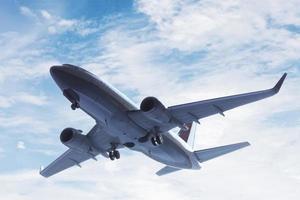 avião decolando. um grande avião de passageiros ou carga, avião voando. transporte