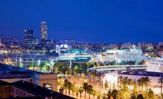 Barcelona, horizonte de Espanha à noite foto