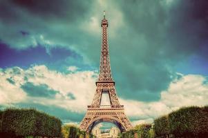 torre eiffel vista do parque champ de mars em paris, frança. vintage foto