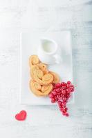biscoitos em forma de coração com açúcar e canela