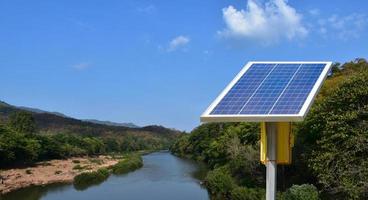 painel fotovoltaico, nova tecnologia para armazenar e usar a energia da natureza com a vida humana, energia sustentável e conceito amigo do meio ambiente. foto