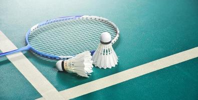 petecas de badminton e raquete em fundo verde, foco suave e seletivo. foto
