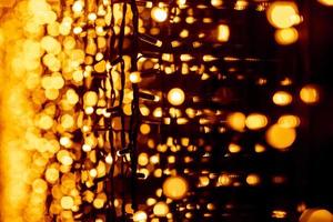 fundo abstrato circular bokeh de christmaslight. bokeh de guirlandas. plano de fundo para protetor de tela. luzes desfocadas. bokeh turva com luzes de cor amarela. foto