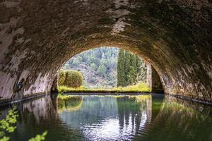 árvores e plantas vistas do túnel sobre o canal na cidade histórica foto