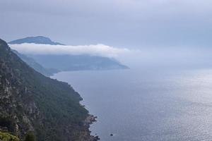 vista panorâmica da paisagem marítima mediterrânea e penhasco rochoso contra o céu azul foto