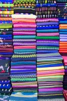 birmania roupas coloridas foto